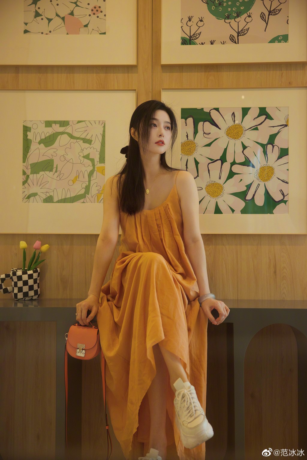 橙色吊帶連身裙的夏日look，好有少女味。